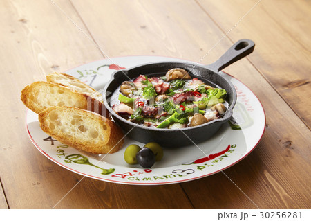 タコのアヒージョ タコのアヒージョ 30256281