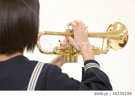 楽器の演奏をする女子学生の写真素材
