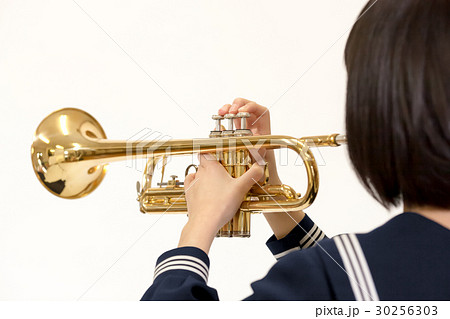 楽器の演奏をする女子学生の写真素材