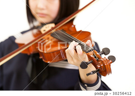 楽器の演奏をする女子学生 楽器の演奏をする女子学生 30256412