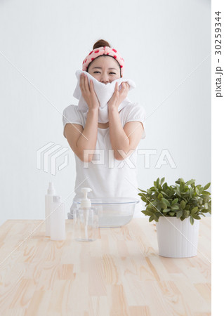 洗顔・女性 30259344