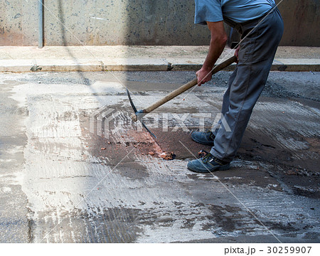 Worker use pickaxe fix cast iron manhole covers Worker use pickaxe fix cast iron manhole covers 30259907