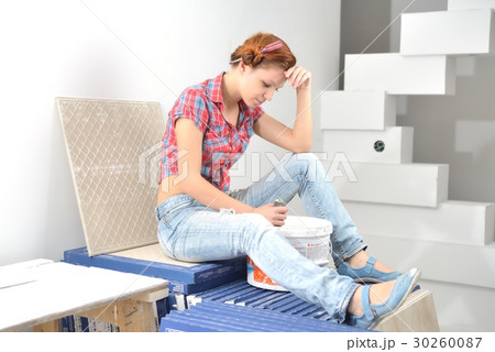 Young beautiful woman sits and thinks of repair 30260087