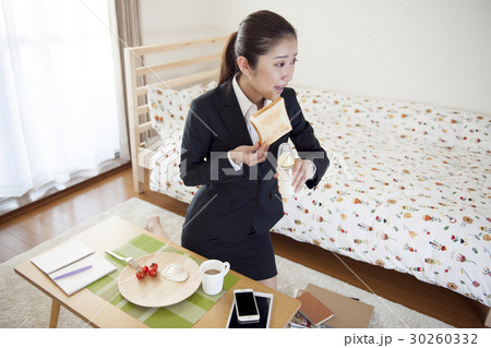 忙しいOLの朝 忙しいOLの朝 30260332