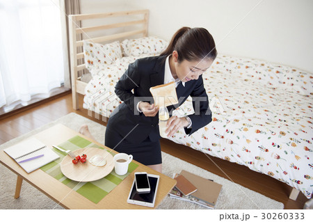 忙しいOLの朝 忙しいOLの朝 30260333