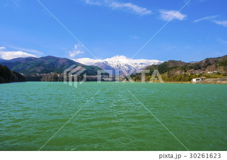 満水の赤谷湖と谷川連峰 30261623
