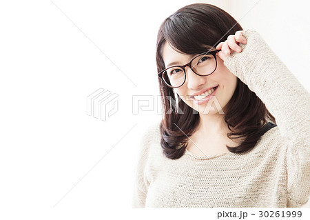 女性 メガネ女子 若い女性 若い 笑顔 かわいい ライフスタイル カジュアルの写真素材