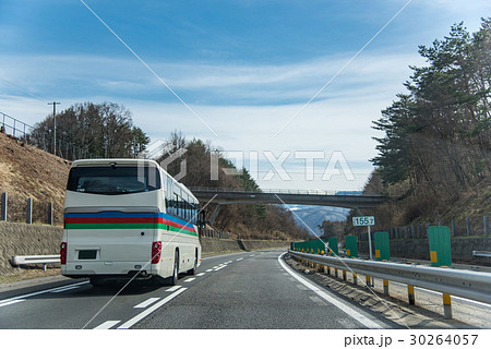 春の中央道を走るバス 春の中央道を走るバス 30264057