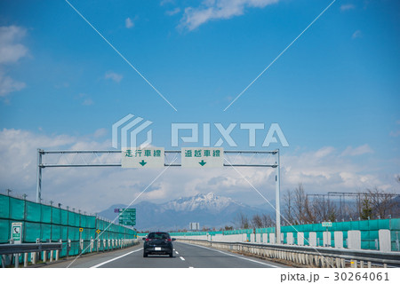 上信越自動車道を走行中　走行車線と追越車線 30264061