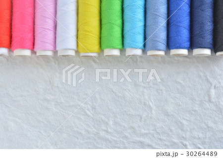 カラフルな糸　白背景 30264489