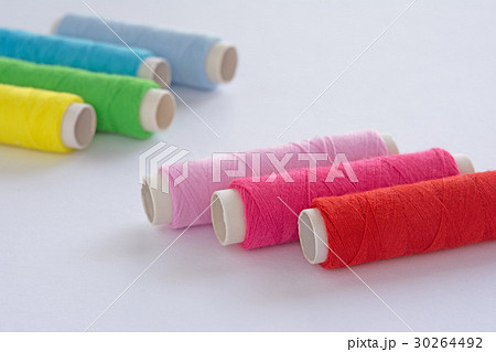 カラフルな糸 白背景 カラフルな糸 白背景 30264492