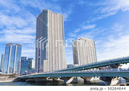 川沿いのタワーマンションと青空 川沿いのタワーマンションと青空 30264644