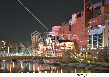 福岡県北九州市（小倉中心街の夜桜） 30265283