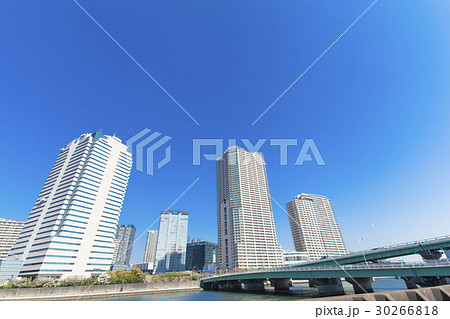 川沿いのタワーマンションと青空 川沿いのタワーマンションと青空 30266818