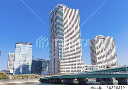 川沿いのタワーマンションと青空 川沿いのタワーマンションと青空 30266819