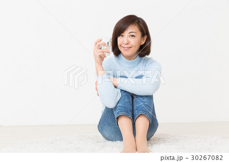水を飲むミドル女性 30267082