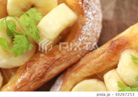 バナナが乗っているデニッシュ　スイーツパン 30267253