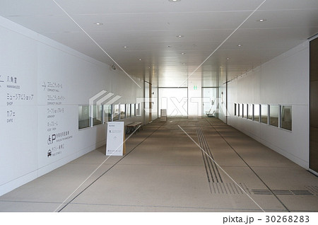 青森県立美術館の正面入り口の写真素材 3026