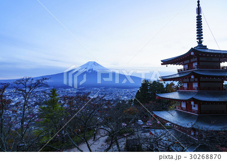 浅間神社の五重塔と富士山 浅間神社の五重塔と富士山 30268870