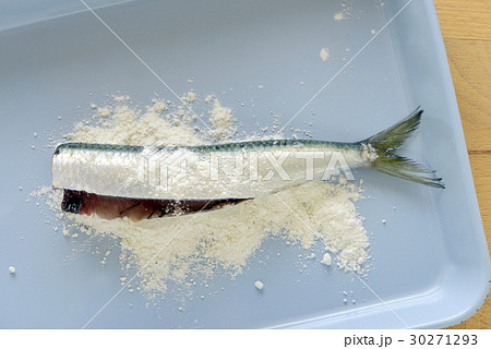 鰯　調理　料理　小麦粉 30271293