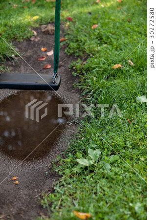 雨上がりの公園（ブランコと水たまり） 30272580