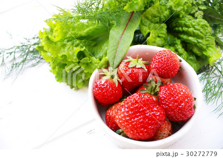 家庭菜園から摘みたての野菜 家庭菜園から摘みたての野菜 30272779