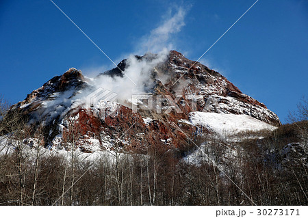 噴気を上げる冬の昭和新山 30273171