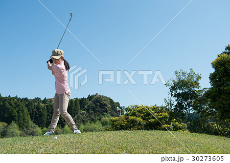 ゴルフをする若い女性 ゴルフをする若い女性 30273605