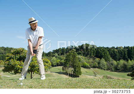ゴルフをするシニア男性 30273755