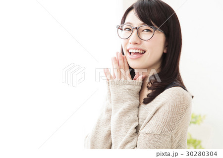 女性 メガネ女子 若い女性 カジュアル 女性 メガネ女子 若い女性 カジュアル 30280304