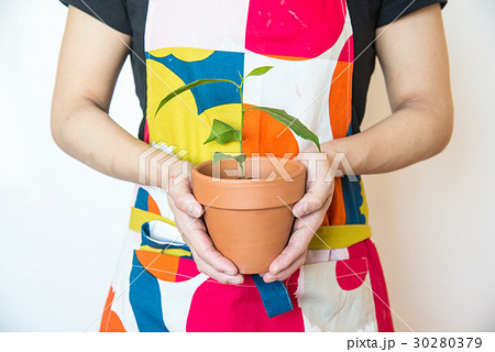 girl holding pod girl holding pod 30280379