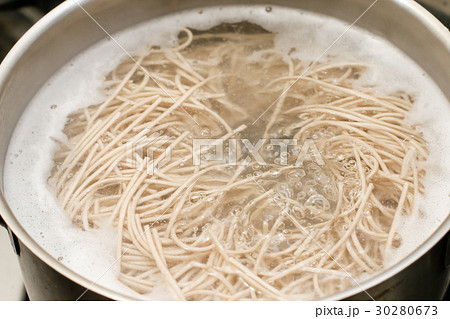 そばを茹でる そばを茹でる 30280673