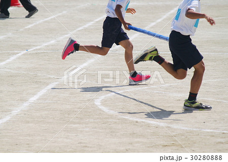 運動会 棒を使った競走 の写真素材
