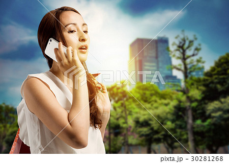 買い物中スマホで話す女性 30281268