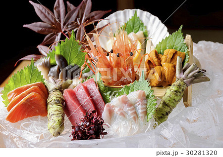 マグロ・サーモン・ハマチ・ホッキ・エビ・うに・ぼたんえびの刺身盛り合わせ。居酒屋・記念日イメージ 30281320