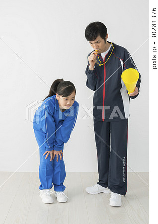 部活で生徒を指導するスパルタ教師 30281376