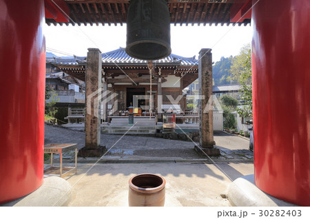 四国別格二十霊場第14番札所「常福寺（椿堂）」大師堂と鐘楼門 30282403