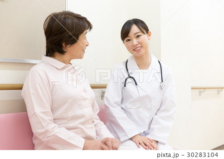 医師 患者 会話 ロビー 30283104