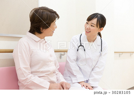医師 患者 会話 ロビー 30283105