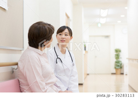 医師 患者 会話 ロビー 30283113