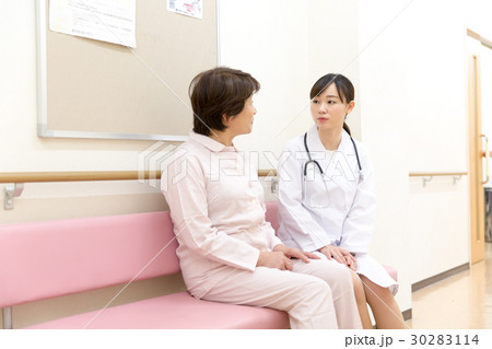 医師 患者 会話 ロビー 30283114