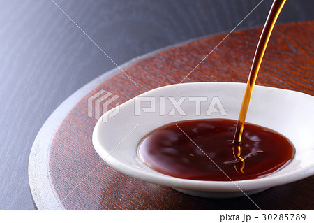 醤油を注ぐ 30285789