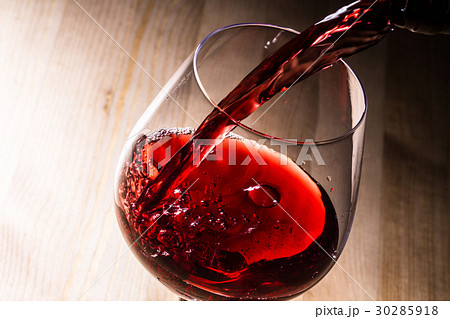 赤ワインを注ぐ 30285918