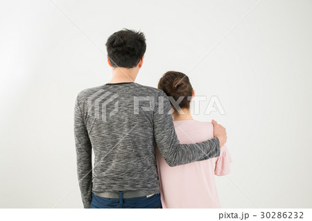 肩を抱く男女の後ろ姿 肩を抱く男女の後ろ姿 30286232