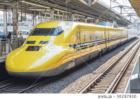 東海道新幹線 ドクターイエロー 新横浜駅の写真素材