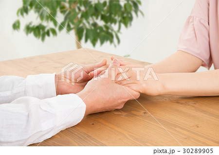 手を握る男女 グリーンあり の写真素材