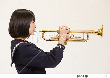 楽器を演奏する女の子の写真素材