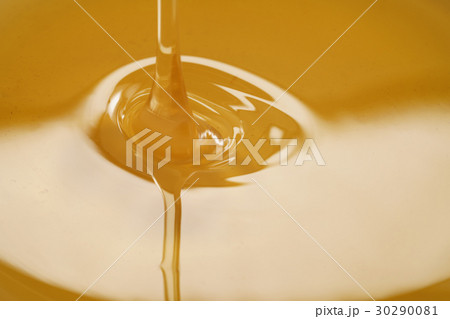 closeup of pouring organic honey closeup of pouring organic honey 30290081