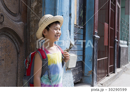 キューバの街並みと男の子 30290599