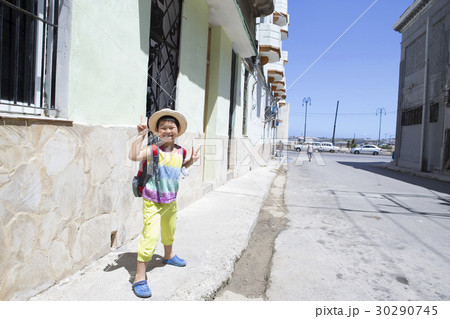 キューバの街並みと男の子 30290745